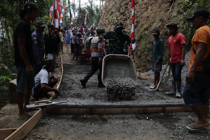 Dorongan Angkong Pratu Figo Semangat Prajurit Membangun Jalan Harapan di Gumelem Kulon