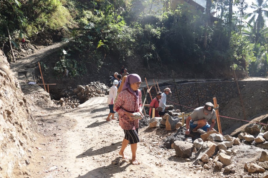 Semangat Bariah Menggerakkan Asa TMMD Gotong Royong Bangun Jalan Masa Depan Desa