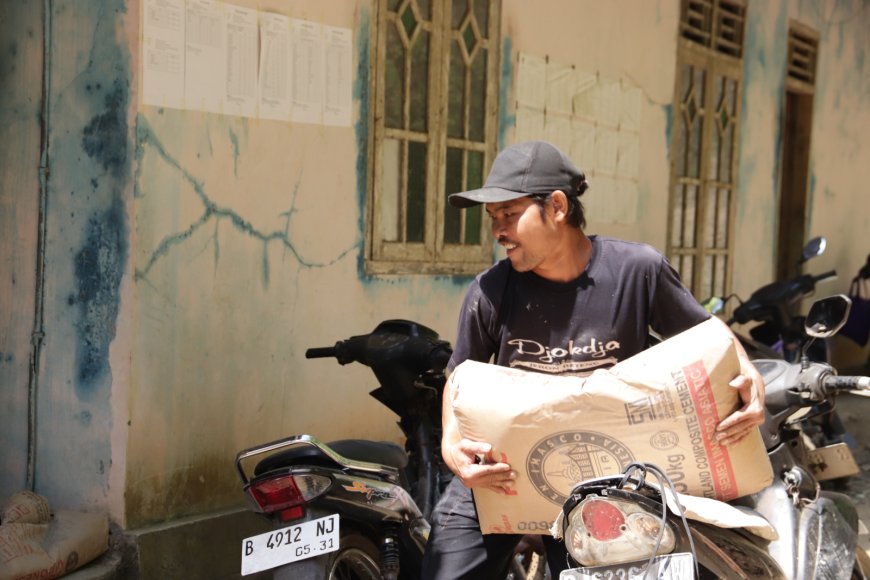 Motor Tua Tio Jadi Andalan Angkut Semen Demi Suksesnya TMMD di Gumelem Kulon