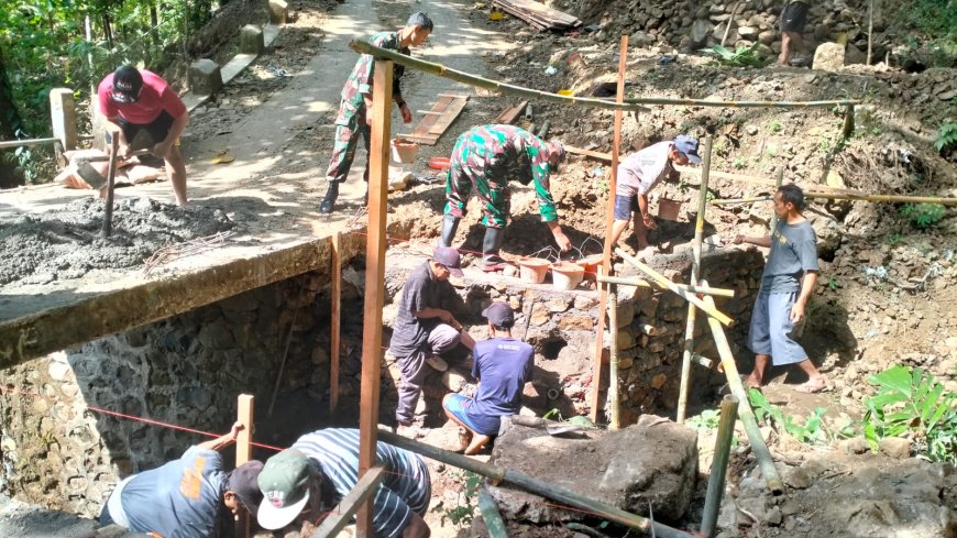 Gotong Royong Bangun Pondasi TMMD Perkokoh Akses dan Kebersamaan di Gumelem Kulon
