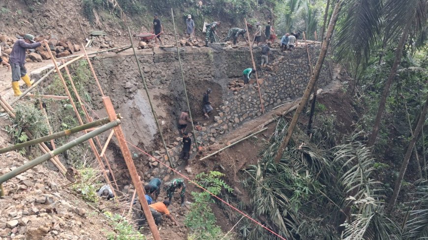 Talud Kokoh Harapan Tumbuh Bersama TMMD Rag 129 di Gumelem Kulon