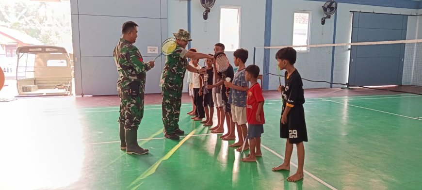 Senyum Anak Desa Warnai TMMD Satgas Bagikan Peralatan Olahraga di Gumelem Kulon