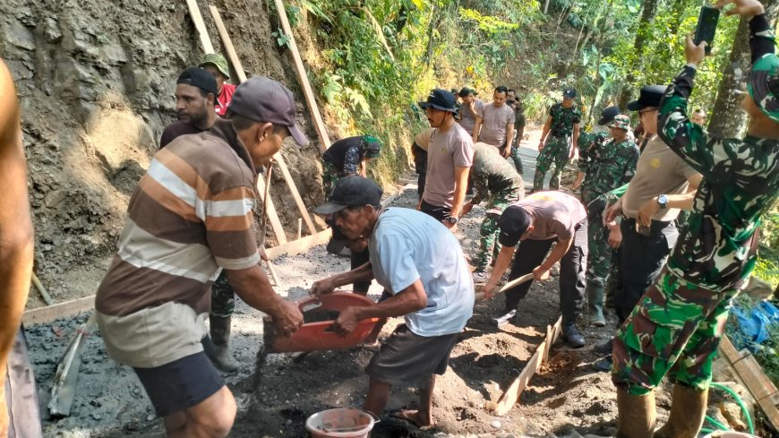 TNI Polri dan Warga Bersatu Rabat Beton TMMD Jadi Simbol Kekuatan Gotong Royong
