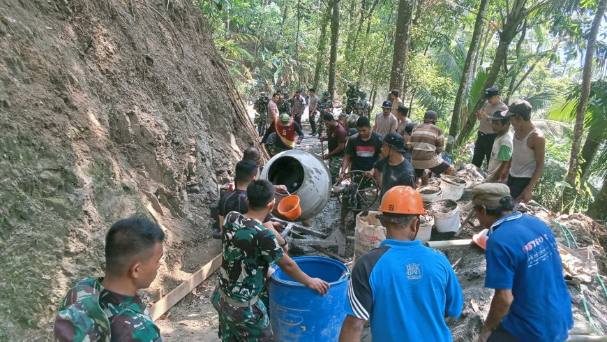 Satgas TMMD dan Warga Lanjutkan Pengecoran Jalan Harapan Kian Terbentang di Gumelem Kulon