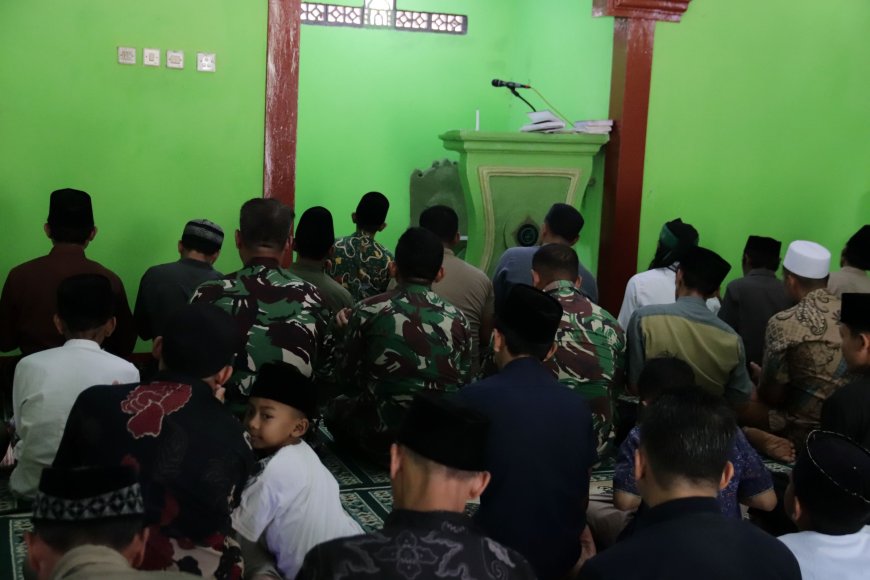 Di Tengah TMMD Peltu Widodo Pererat Kebersamaan Lewat Salat Berjamaah Bersama Warga