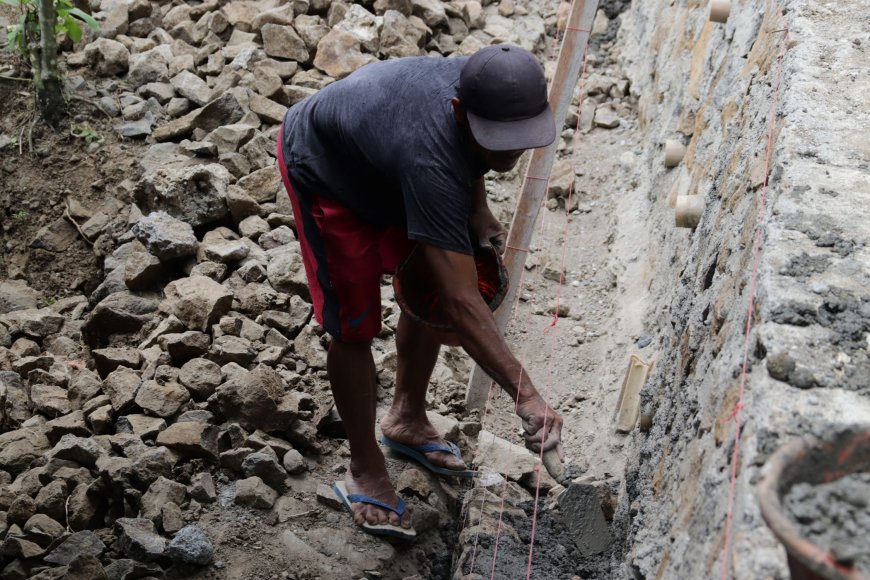 Tangan Terampil Sartono Perkokoh Talud Wujud Gotong Royong TMMD di Gumelem Kulon