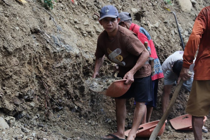 Minto Tak Kenal Lelah Langsir Tanah Demi Talud Kokoh untuk Desa