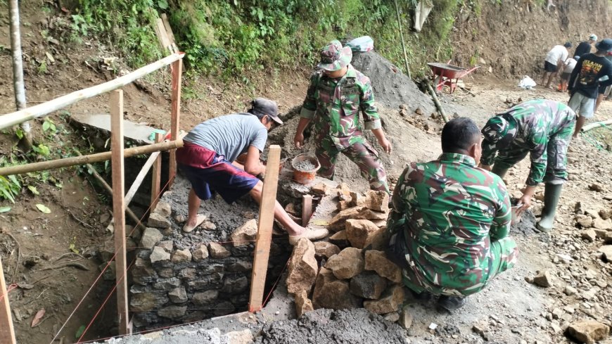 Sertu Mintarko Pimpin Semangat Gotong Royong Pembangunan Gorong-Gorong TMMD Capai 10 Persen