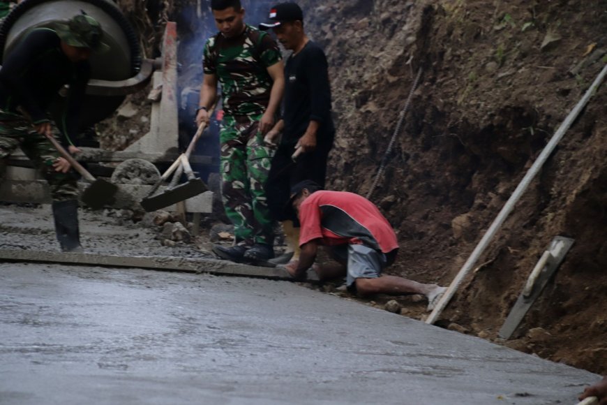 Tangan Terampil Sanudin Ratakan Beton Wujud Nyata Gotong Royong di Lokasi TMMD