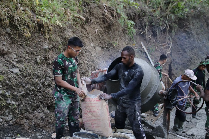 Pratu Farhan Sigap Isi Molen Putaran Mesin Mengiringi Semangat TMMD di Gumelem Kulon