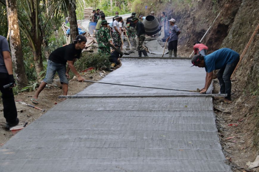 Ketelitian Bowo Jaga Kualitas Rabat Beton TMMD di Gumelem Kulon