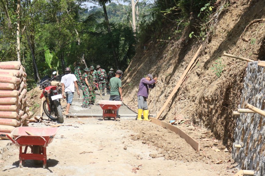 Ketelitian Tarno Pasang Bekisting Fondasi Jalan Baru untuk Kemajuan Desa