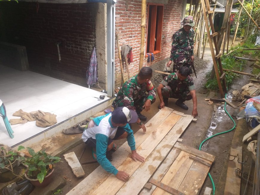 Babinsa Koramil 13 Banjarmaangu bersama masyarakat kompak Bangu RTLH