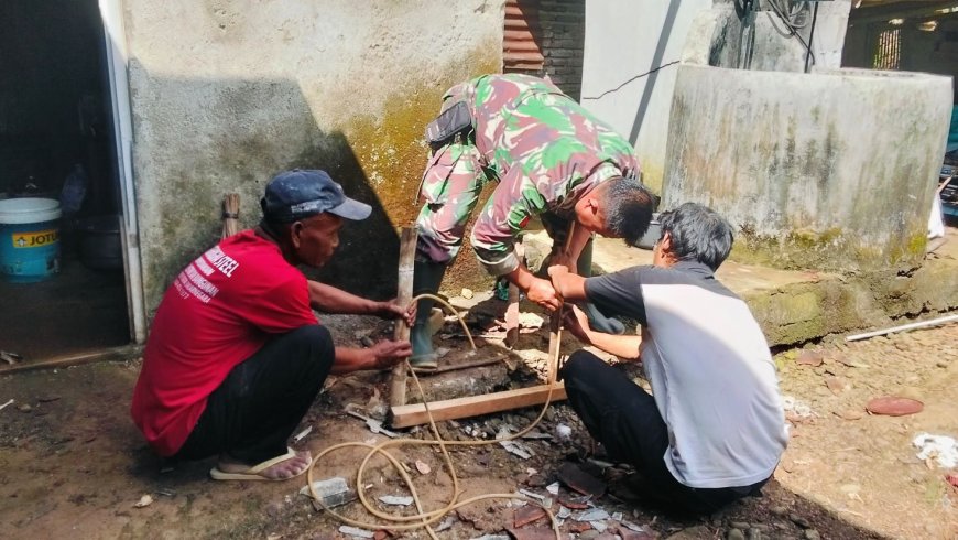 Ketelitian Jadi Kunci Satgas TMMD dan Warga Ukur Ketinggian Pondasi RTLH Milik Pak Toid