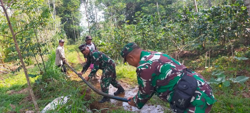Satgas TMMD Kodim 0704 Banjarnegara Bersama Warga Pasang Pipanisasi Perkuat Akses Air Bersih Hingga Kalibening
