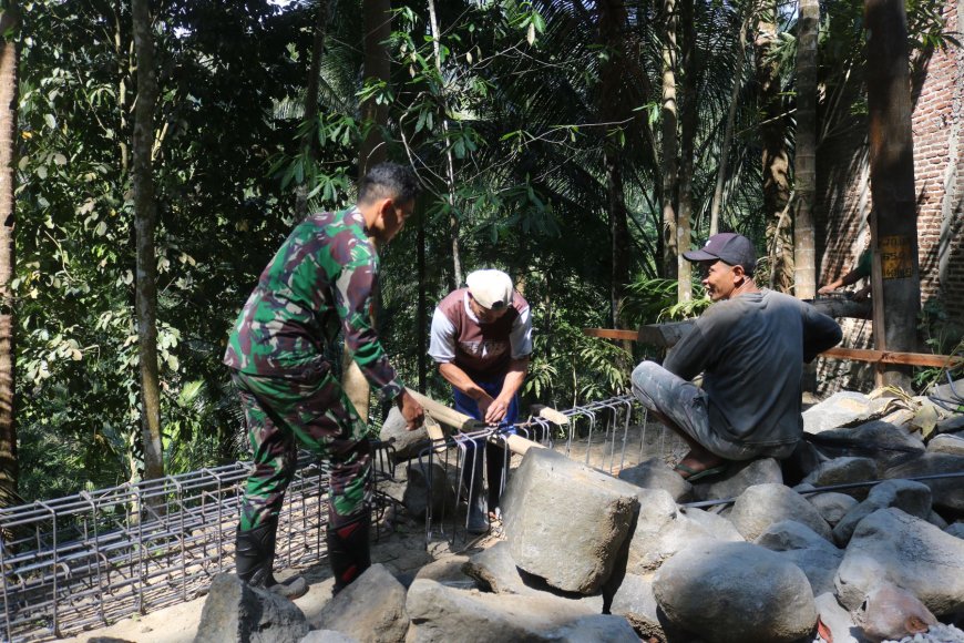Jalinan Kawat Jalinan Kebersamaan Satgas TMMD dan Warga Bersatu Membangun Desa