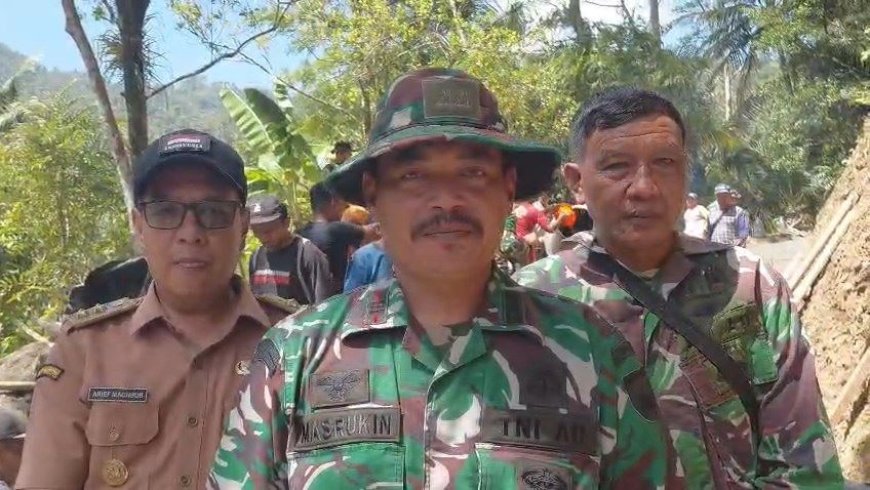Keluhan Anak Sekolah Kini Dijawab dengan Aksi TMMD Bangun Jalan Demi Masa Depan Gumelem Kulon