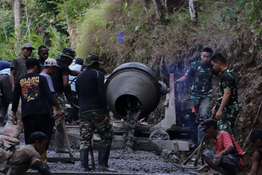 Tak Kenal Lelah di Balik Putaran Molen Pratu Dikki dan Pratu Vigo Menjaga Denyut Pembangunan TMMD di Gumelem Kulon