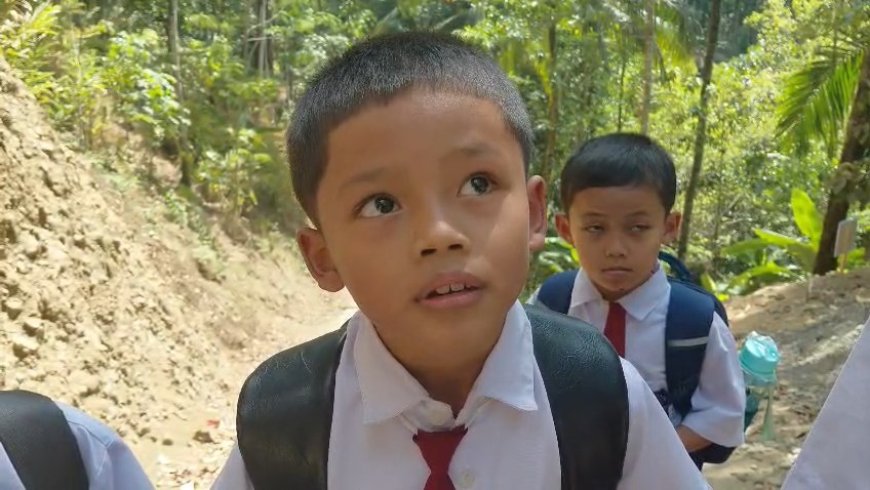 Langkah Kecil Fajar Pulang Sekolah Disambut Semangat TMMD Membangun Desa