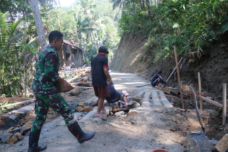 Mengangkat Harapan Praka Agit dan Warga Bergotong Royong Wujudkan Plat Beton TMMD