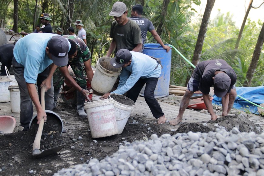 Keringat Tuswari dan Prajurit TNI Mengukir Jalan Harapan di Gumelem Kulon