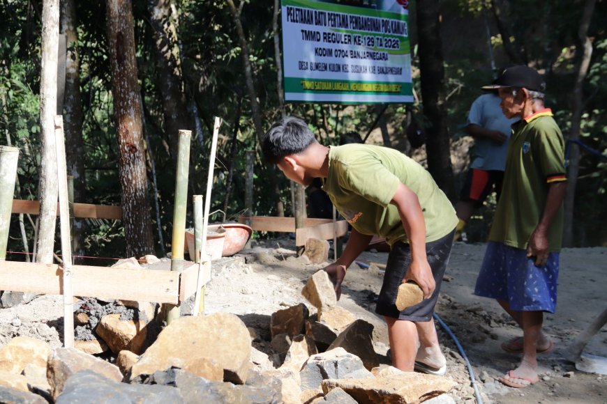 Semangat Gotong Royong yang Menguatkan Pondasi Pos Kamling TMMD