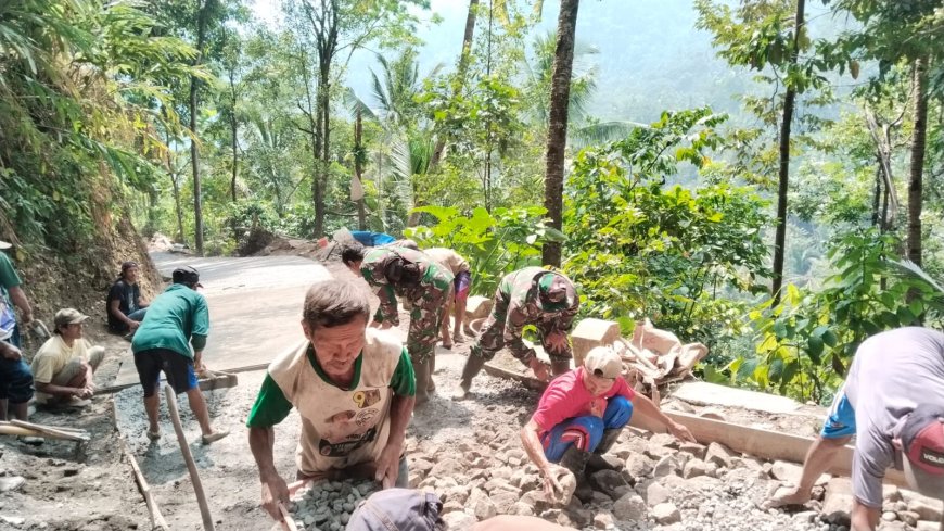 Di Balik Progres 24 Persen Sertu Agus dan Warga Menyatukan Keringat untuk Jalan Harapan