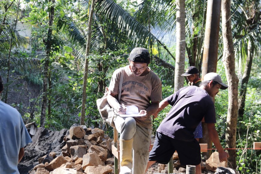 Ramainya Gotong Royong Eko Menjaga Kekompakan Warga demi Suksesnya TMMD
