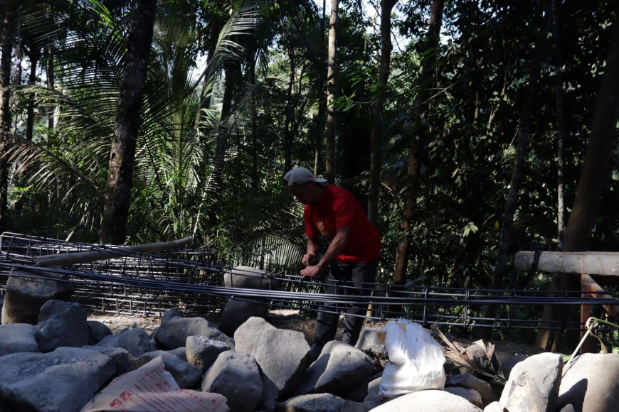 Rangkaian Besi Egi Fondasi Kuat yang Menghubungkan Harapan Warga Gumelem Kulon