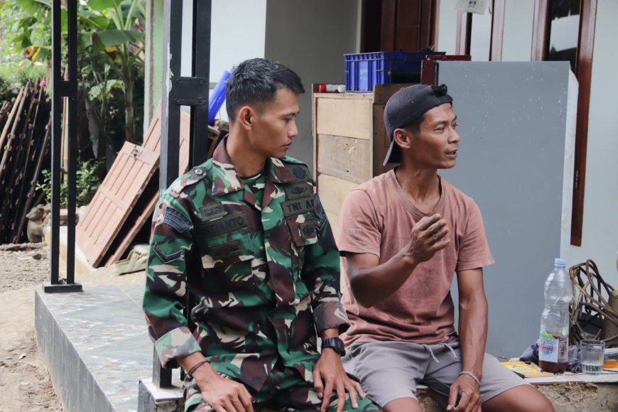 Di Sela Pembangunan RTLH Serda Ristiyanto Pererat Kedekatan dengan Warga Lewat Komsos