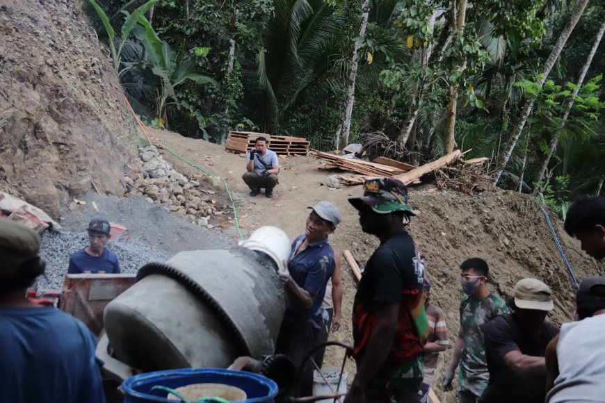 Satu Karung Semen Satu Tekad Bersama Kekompakan Pratu Diki dan Tono Percepat Pembangunan Jalan TMMD