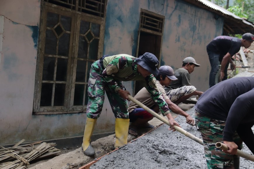 Sentuhan Terakhir Penentu Kualitas Serma Ngatman dan Warga Ratakan Beton Demi Jalan yang Kokoh