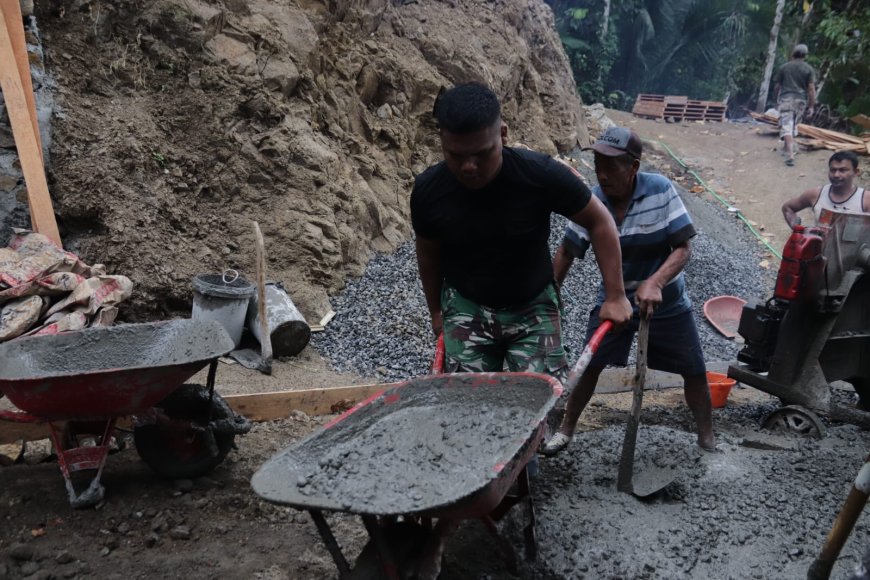 Angkong Jadi Andalan Pelda Ratam dan Warga Pacu Pengecoran Jalan TMMD