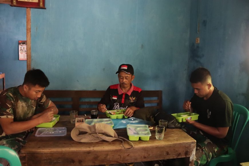 Sepiring Nasi Perekat TNI dan Warga Gumelem