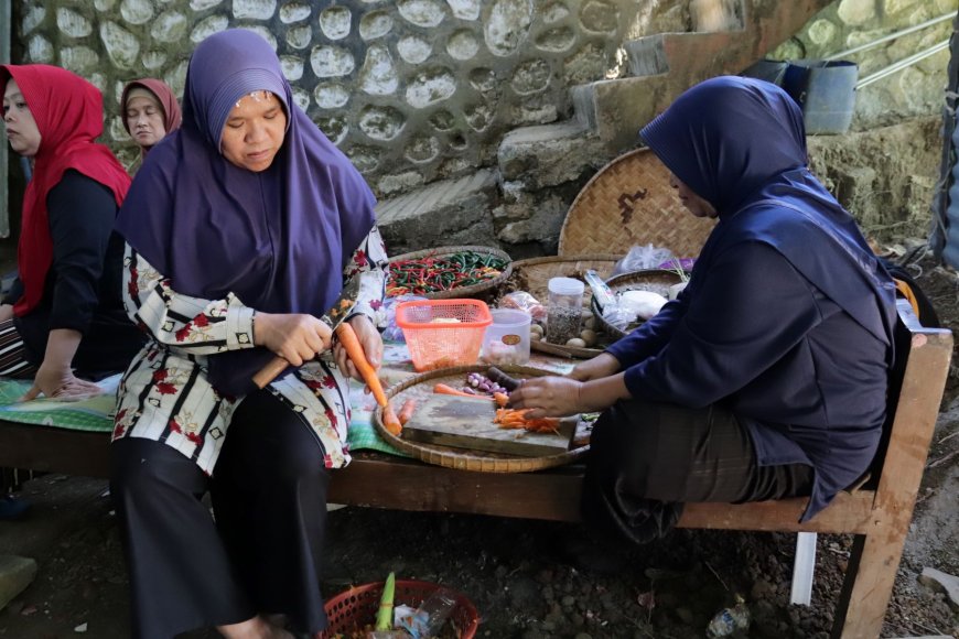 Bu Sarijem Dapur Semangat TMMD Reg 129 Gumelem Kulon