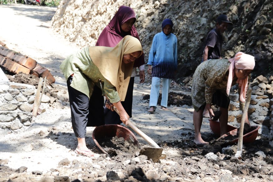 Semangat Bu Miskem di Lokasi TMMD Reguler ke 129