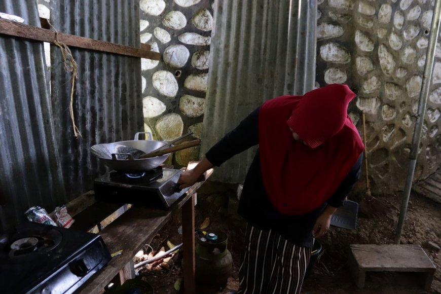 Ketulusan Bu Miswati Menyiapkan Makanan Untuk Satgas TMMD Reg 129