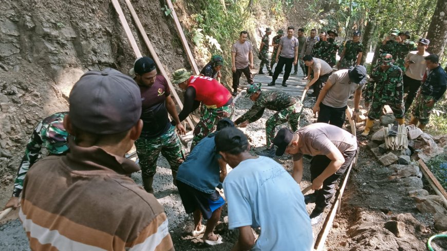 Kebersamaan TNI Polri dan Warga Pacu Pengecoran Jalan TMMD Capai 48 Persen