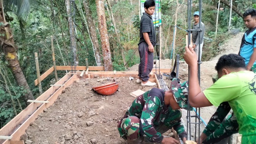 Pratu Firman dan Warga Bangun Pos Kamling