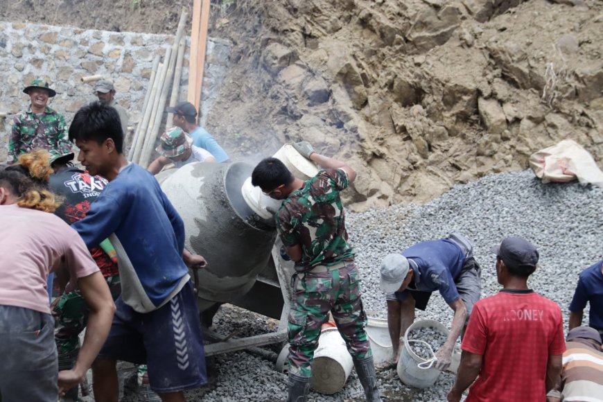 Pratu Farhan Berjibaku dengan Material Demi Percepat Pengecoran Jalan TMMD