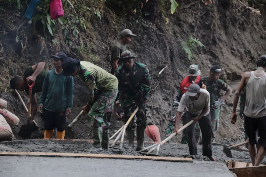Serka Munasibun dan Warga Berpacu Waktu Rampungkan Rabat Beton TMMD