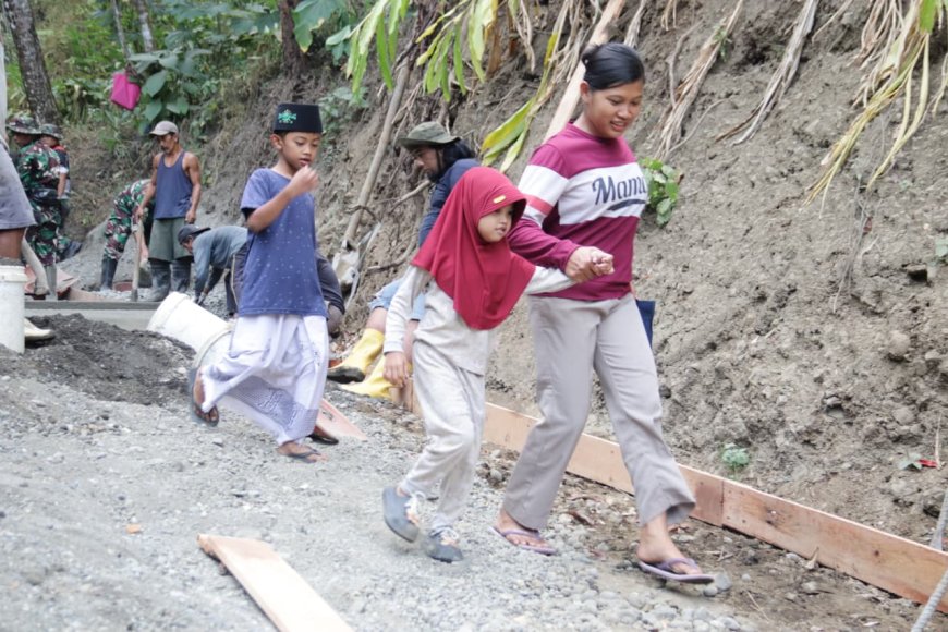 Ibu Ati dan Buah Hati Saksikan Pembangunan Jalan TMMD