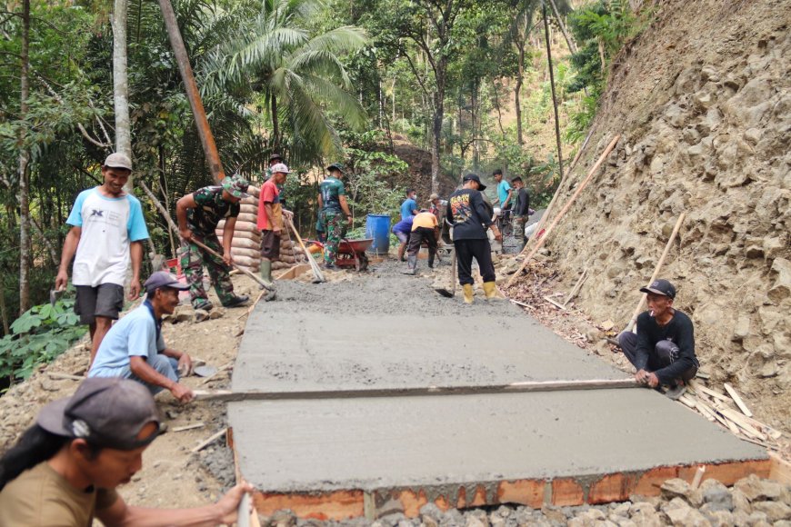 Ratakan Cor Wujud Gotong Royong TMMD Reguler ke-129 Gumelem Kulon