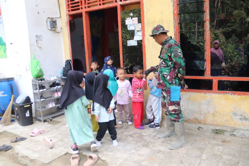 Serka Munasibun Jadi Idola Anak PAUD di Tengah Kesibukan Pembangunan TMMD