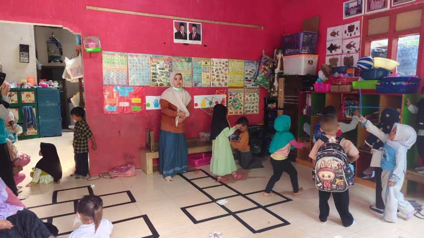 Ibu Selfi Guru PAUD yang Menyambut Hadirnya Jalan Baru untuk Masa Depan Anak Desa