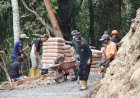 Pratu Agung Tak Kenal Lelah Angkong Terus Melaju Demi Rampungnya Jalan TMMD