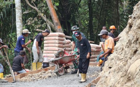 Pratu Agung Tak Kenal Lelah Angkong Terus Melaju Demi Rampungnya Jalan TMMD