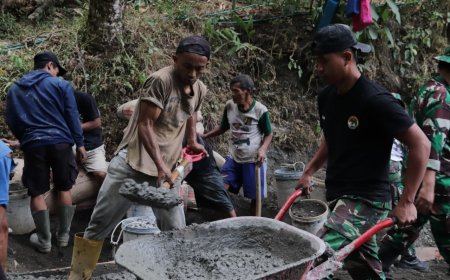Angkong pun Harus Mengantre Sertu Simon Jaga Ritme Pengecoran TMMD