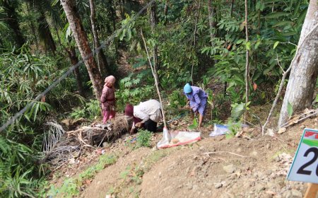 Ibu Sariem dan Kaum Ibu Pungut Batu Kecil Gotong Royong Jadi Kekuatan TMMD