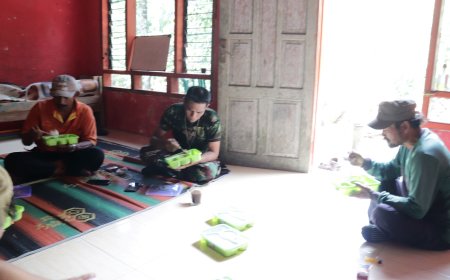Makan Siang Sederhana Kebersamaan Pak Wondo dan Serka Munasibun Warnai TMMD